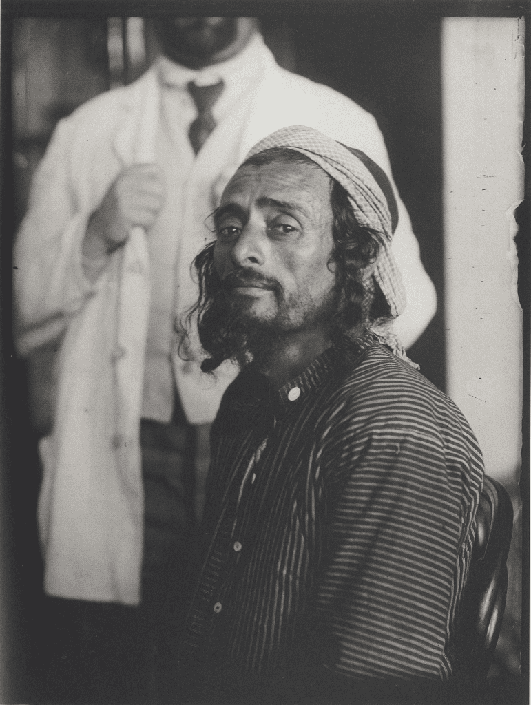 "בחור צעיר" (1906–1918) תצלום של צעיר יהודי תימני מאת אפרים משה ליליאן.