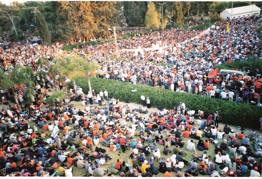 עשרות אלפים בכפר מימון. צילום: לא ידוע.