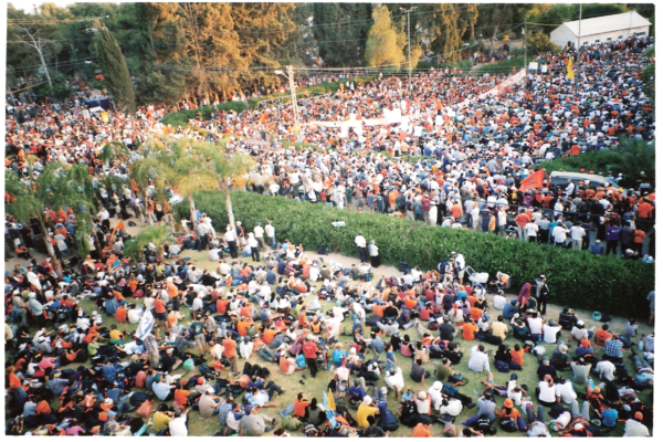 עשרות אלפים בכפר מימון. צילום: לא ידוע.