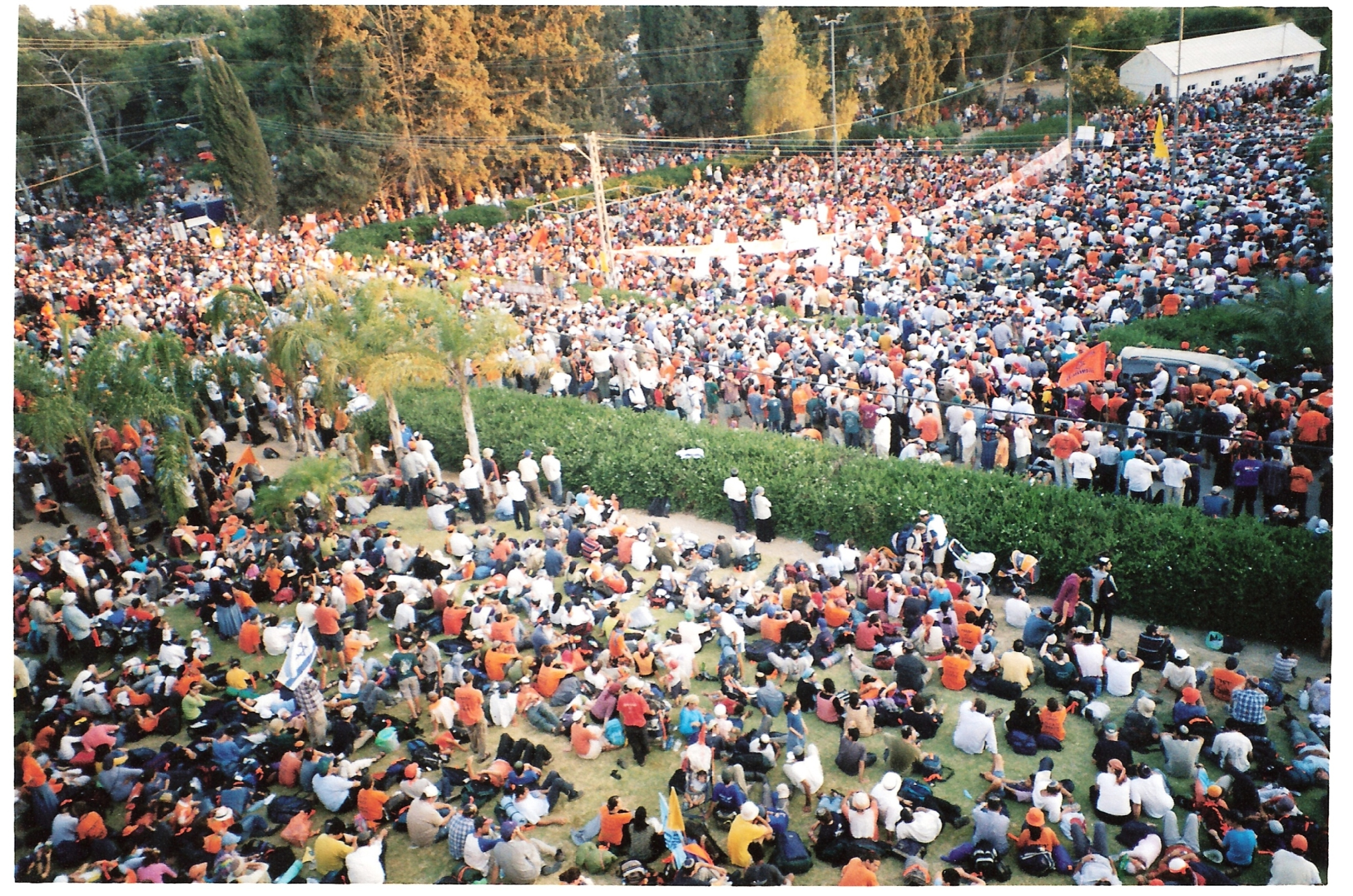 עשרות אלפים בכפר מימון. צילום: לא ידוע.