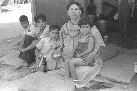 עולים ממרוקו במחנה העולים שבפרדס חנה, יוני 1949. צילום: לע"מ.