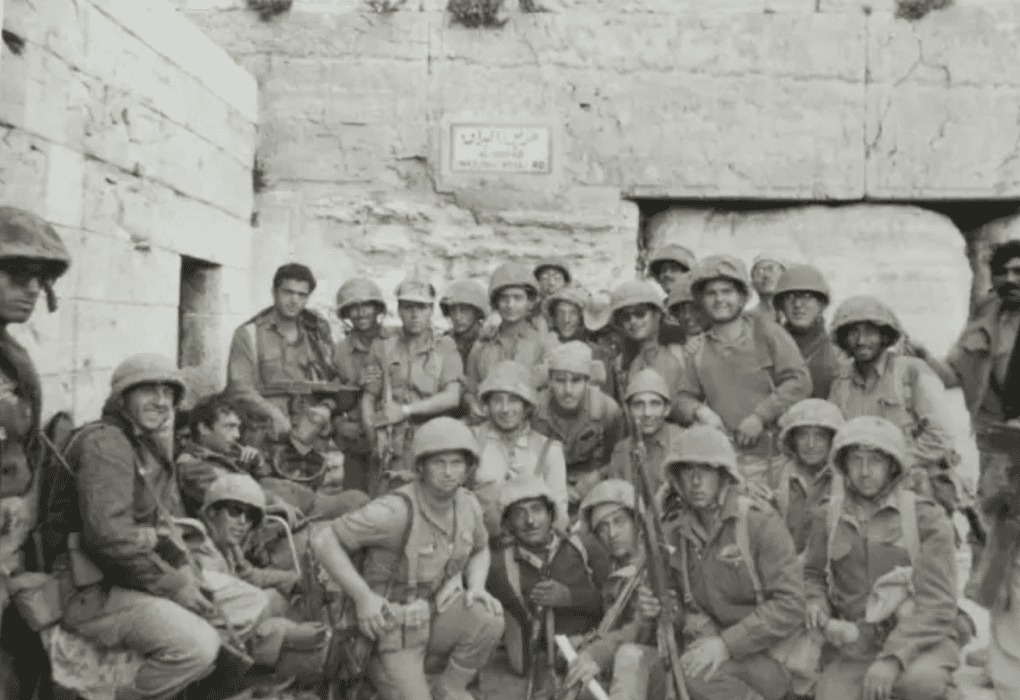 לוחמי גדוד 163 לצד השלט "דרך אל-בוראק". צילום: אביתר בניאן.