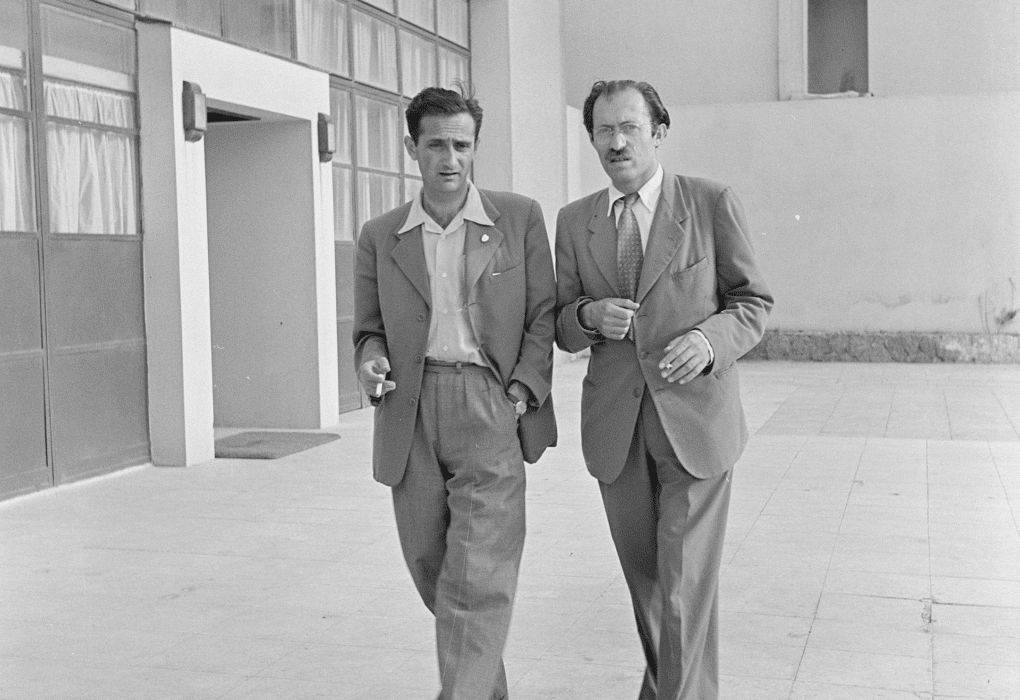 מנחם בגין במסדרונות הכנסת בתל אביב ינואר 1949. צילום: ווילהם ואן דה פול.