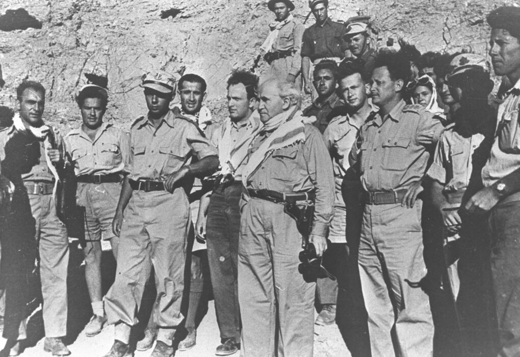 בן-גוריון בשנת 1948. עומד מאחוריו יצחק רבין; משמאלו יגאל אלון. צילום: צה"ל.