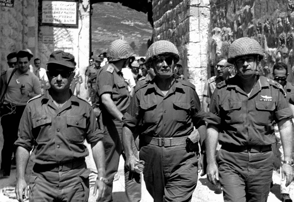 משה דיין, יצחק רבין ועוזי נרקיס בשער האריות. מימין לשמאל: הרמטכ"ל יצחק רבין, שר הביטחון משה דיין ואלוף פיקוד המרכז עוזי נרקיס נכנסים לעיר העתיקה בירושלים דרך שער האריות לאחר הקרב על ירושלים. צילום: אילן ברונר.