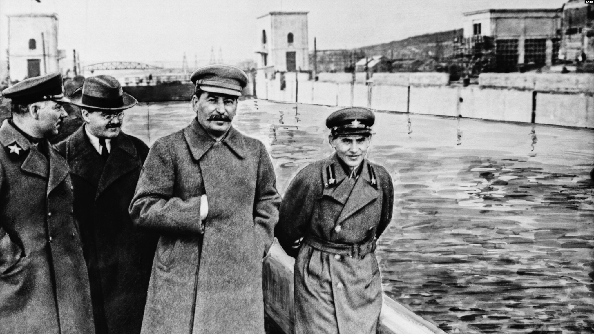 הרודן הסובייטי יוסיף סטלין (במרכז) וראש המשטרה החשאית הסובייטית ניקולאי יז'וב (מימין) צועדים ליד מוסקבה בשנת 1937, אותה שנה שבה חתם יז'וב על פקודה מס' 00447, שסימנה את תחילת הטרור הגדול.