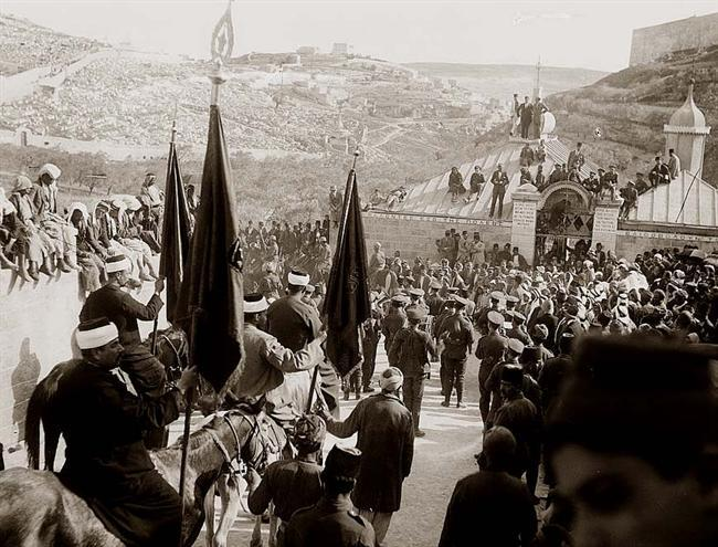 חגיגות נבי מוסא בירושלים בתחילת חודש אפריל 1920, שבהן התרכז ההמון שיצא לאחר מכן לביצוע הפרעות. צילום: לא ידוע.