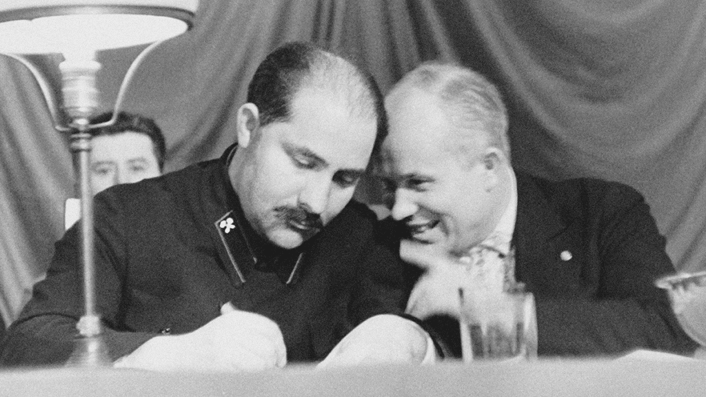 לזר קגנוביץ' וניקיטה חרושצ'וב בשנת 1935. מתוך אוסף מוזיאון המדינה למהפכה, מוסקבה. Getty Images.