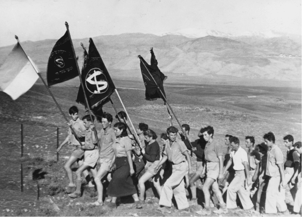 תהלוכות הנוער למצבת הזיכרון של טרומפלדור בתל חי, 1937. צילום: דינה לזר, הארכיון הציוני המרכזי.