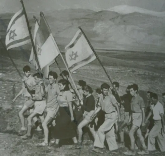 תמונת העלייה המשופצת, כמו שפורסמה בספרי ההיסטוריה.