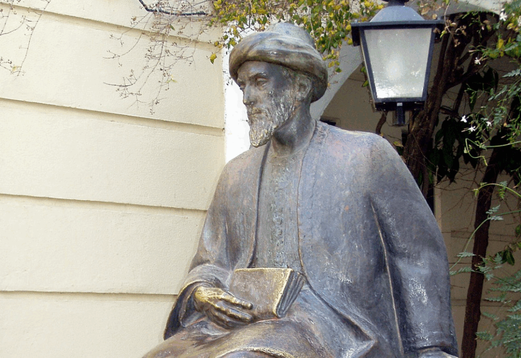 פסל הרמב"ם בקורדובה. הוא הוכרח להתאסלם ולכן ברח מספרד. צילום: הווארד ליפשיץ.