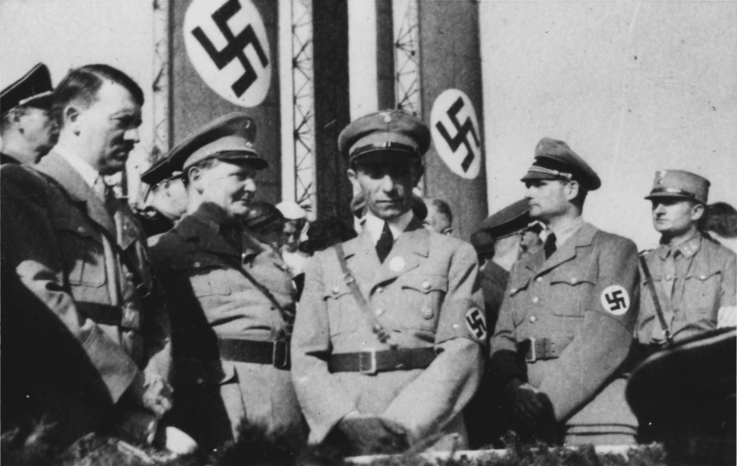 מימין לשמאל: אדולף היטלר, הרמן גרינג, שר התעמולה יוזף גבלס, ורודולף הס.