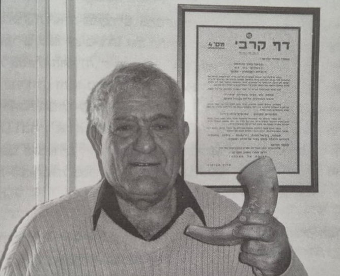 שמואל בג'יו עם השופר שחזר ארצה. מקור: שופרות של מרד, זאב גולן.