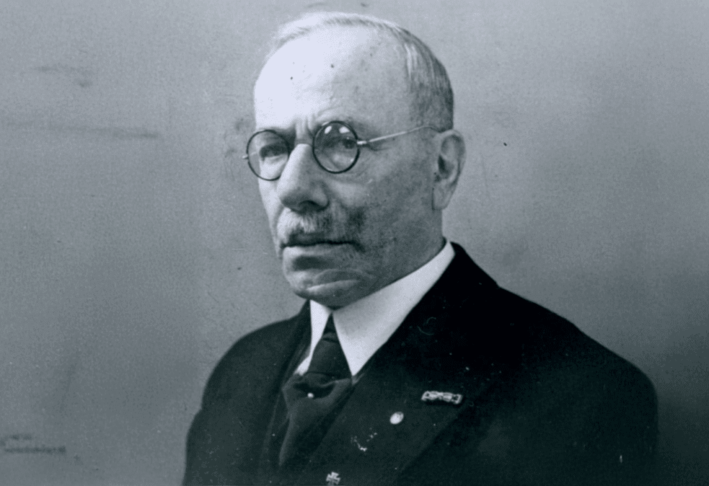 מקס נאומן בסביבות שנת 1935. – תמונה 1: באדיבות מכון לאו בק ניו יורק, F 2819. זמינה בקישור: https://digipres.cjh.org/delivery/DeliveryManagerServlet?dps_pid=IE9396477