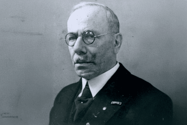 מקס נאומן בסביבות שנת 1935. – תמונה 1: באדיבות מכון לאו בק ניו יורק, F 2819. זמינה בקישור: https://digipres.cjh.org/delivery/DeliveryManagerServlet?dps_pid=IE9396477