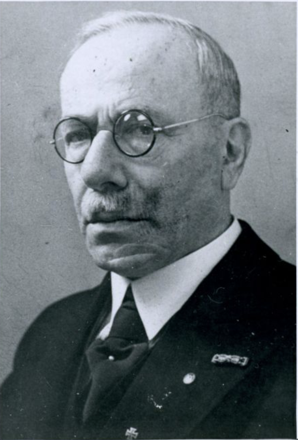 מקס נאומן בסביבות שנת 1935. – תמונה 1: באדיבות מכון לאו בק ניו יורק, F 2819.