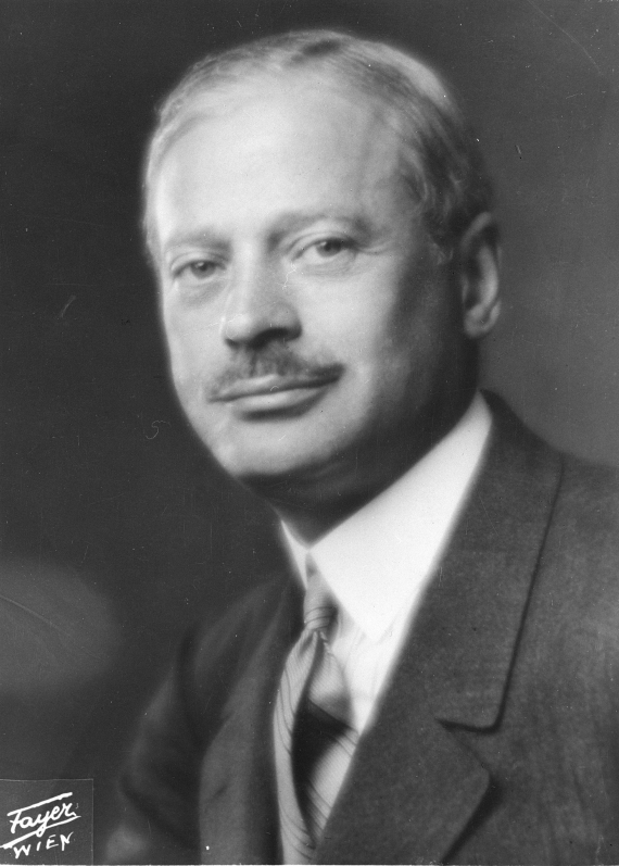 לואי נתנאל דה רוטשילד (1882–1955), הנציג הבולט האחרון של הסניף הווינאי של משפחת רוטשילד. צילום: גאורג פָיֶיר – הספרייה הלאומית של אוסטריה, ארכיון התמונות.