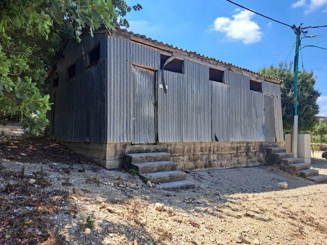מבנה מקלחות בקיבוצים. צילום: מיכאל יעקובסון.
