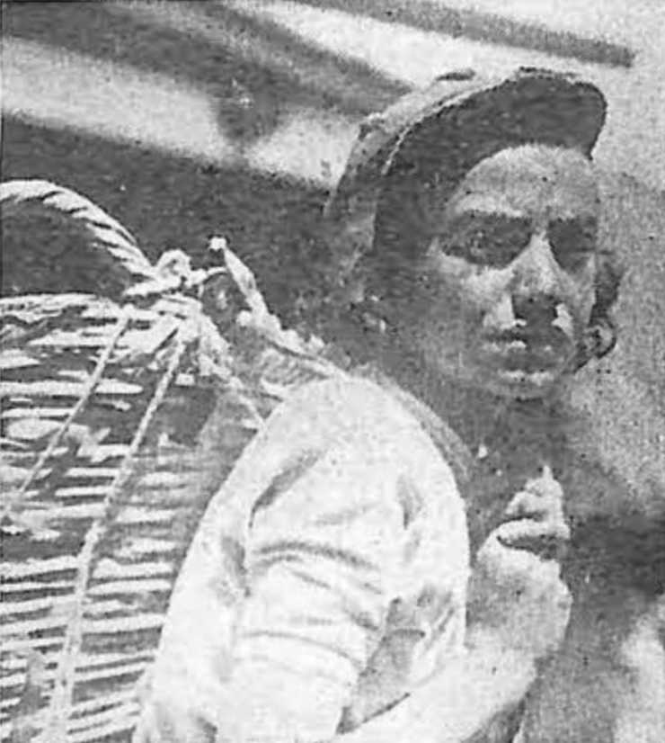 נער תימני נושא משאות.