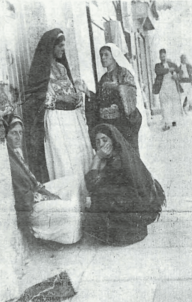 יהודיות תימניות משוחחות ומפטפטות.