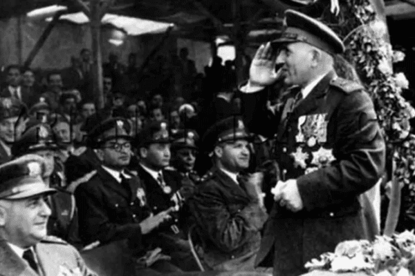 הקרב על הר הדרוזים (1954) הגנרל עדיב שישכלי עם קציני הצבא הסורי בשנת 1953. בשורה הקדמית, לשמאלו יושב ראש המדינה, הנשיא פאוזי סלוא וגנרל עזיז עבד אל-כרים. בשורה האחורית, מרכיב משקפיים: הגנרל אמין אבו עסאף, ריאד קילאני ומהמוד שוכת. צילום: לא ידוע.