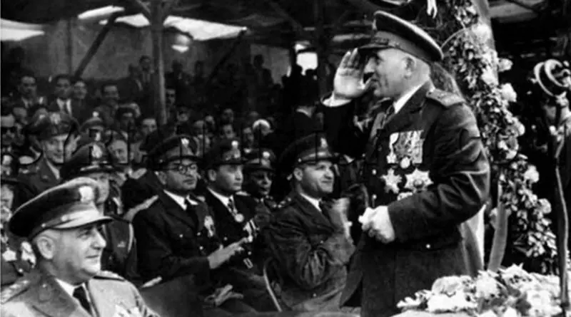 הגנרל עדיב שישכלי עם קציני הצבא הסורי בשנת 1953. בשורה הקדמית, לשמאלו יושב ראש המדינה, הנשיא פאוזי סלוא וגנרל עזיז עבד אל-כרים. בשורה האחורית, מרכיב משקפיים: הגנרל אמין אבו עסאף, ריאד קילאני ומהמוד שוכת. צילום: לא ידוע.