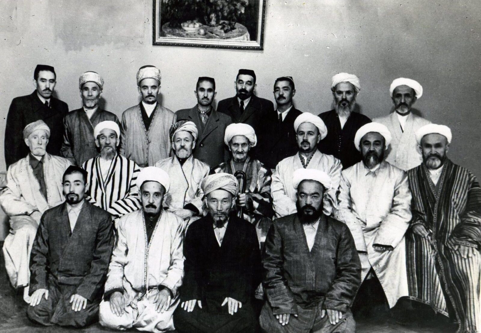 משתתפי הקורולטאי השלישי של ה-SADUM, טשקנט, 1949. צילום: לא ידוע.