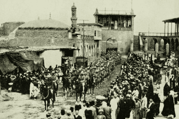 הטבח בנהר החידקל (1917) הצבא ההודי בפיקודו של הגנרל מוד נכנס לבגדאד בשנת 1917 לאחר שניצח את העות'מאנים. צילום: לא ידוע.