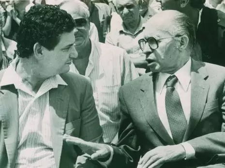 יורם ארידור עם מנחם בגין. צילום: לא ידוע.