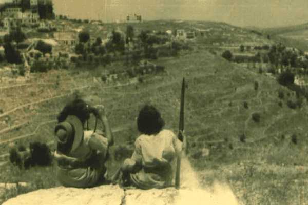 הכרזת הלח"י על מלחמה בבריטים שתי לוחמות לח"י משקיפות על הדרך לירושלים. צילום: לא ידוע.