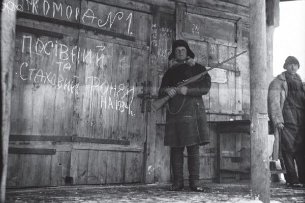 שמירה על קולחוזים במהלך ההולודומור. צילום: לא ידוע.