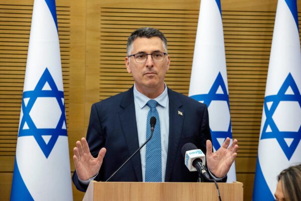 גדעון סער, אחד מהנאבקים למען הארכת שעון הקיץ. צילום: עמית שאבי.