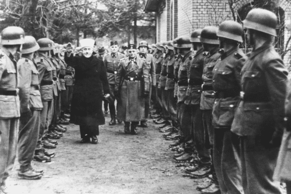 בוסניה והרצגובינה, חאג' אמין אל-חוסייני, המופתי של ירושלים, סוקר יחידה של מוסלמים בוסנים בשירות הנאצים. ארכיון התמונות של יד ושם.