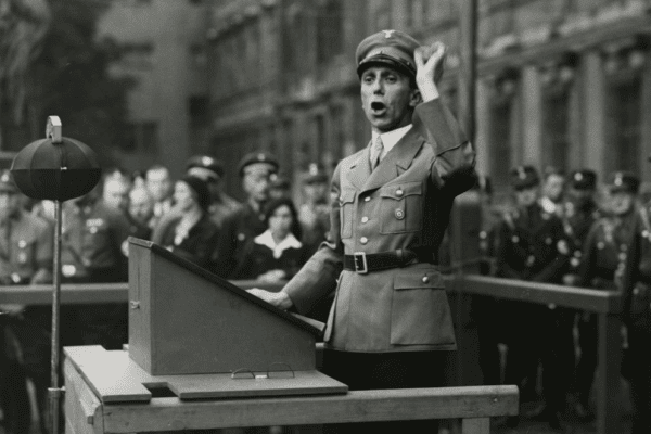 שר הרייך גבלס נואם בפני בריגדת SA בלוסטגארטן שבברלין. צילום: סוכנות הידיעותAssociated Press. קרדיט תמונה: המוזיאון ההיסטורי הגרמני, ברלין.