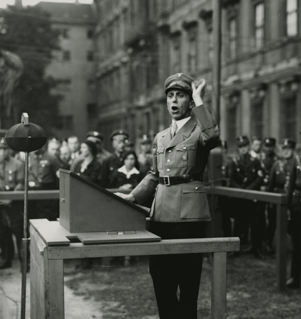 שר הרייך גבלס נואם בפני בריגדת SA בלוסטגארטן שבברלין. צילום: סוכנות הידיעותAssociated Press. קרדיט תמונה: המוזיאון ההיסטורי הגרמני, ברלין.