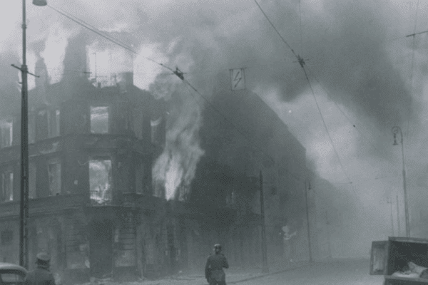 גטו ורשה הבוער. צילום: דו"ח שטרופ.