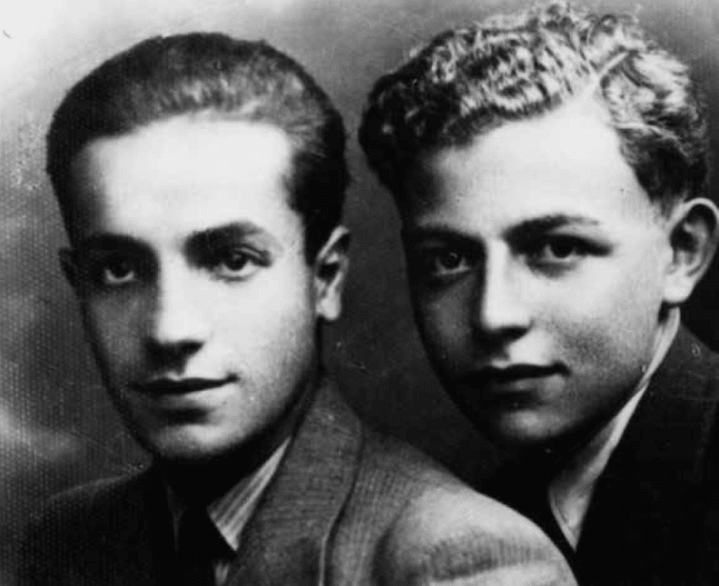 נתן רינג (משמאל) וחבר בלתי מזוהה. צילום: ארכיון של בית לוחמי הגטאות.