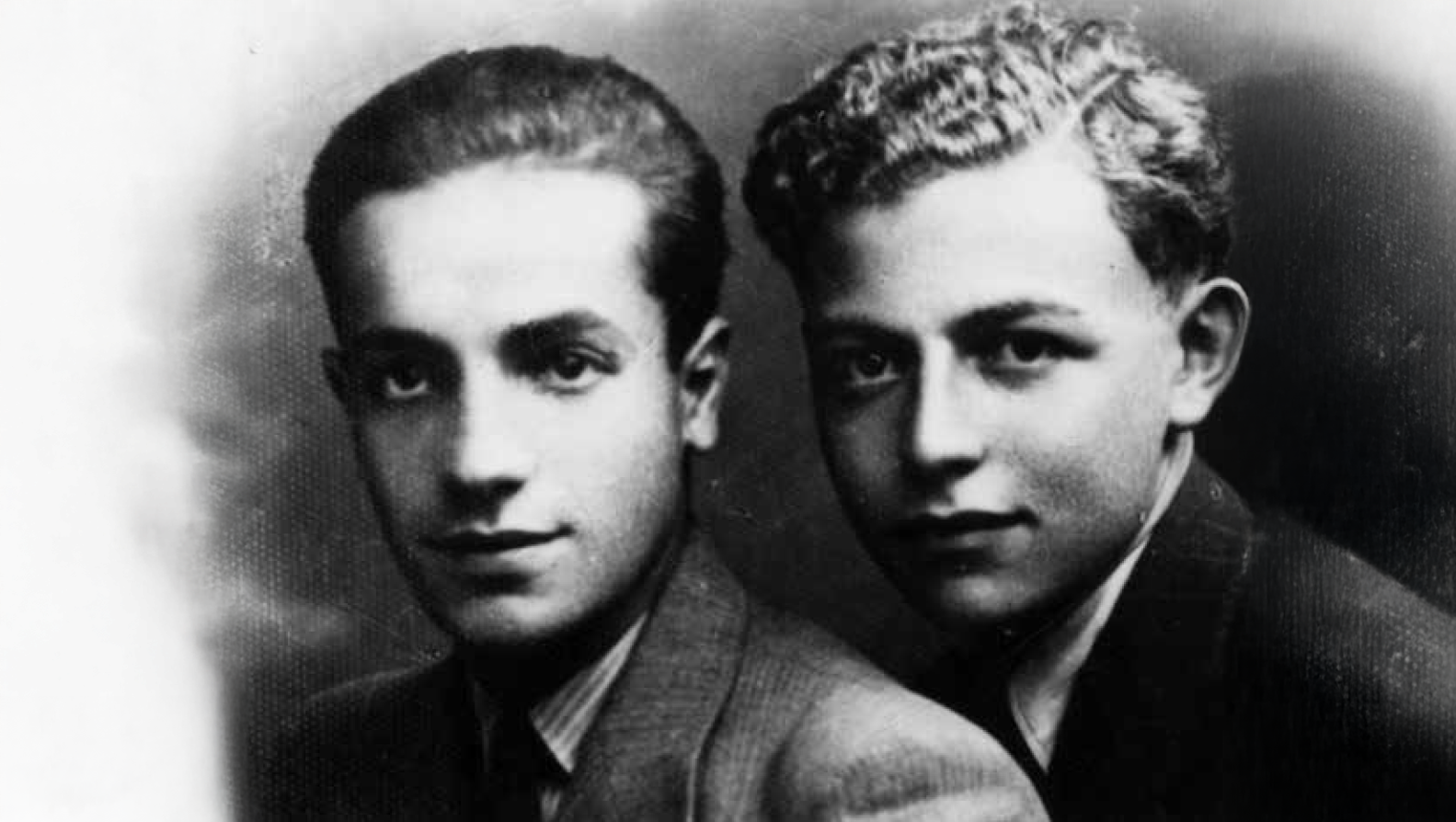 נתן רינג (משמאל) וחבר בלתי מזוהה. צילום: ארכיון של בית לוחמי הגטאות.