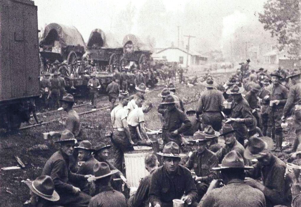 כוחות פדרליים מגיעים לבלייר, וירג'יניה המערבית, ומתחילים לפרוק אספקה. צילום: לא ידוע.