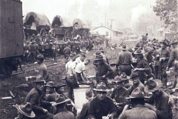 כוחות פדרליים מגיעים לבלייר, וירג'יניה המערבית, ומתחילים לפרוק אספקה. צילום: לא ידוע.