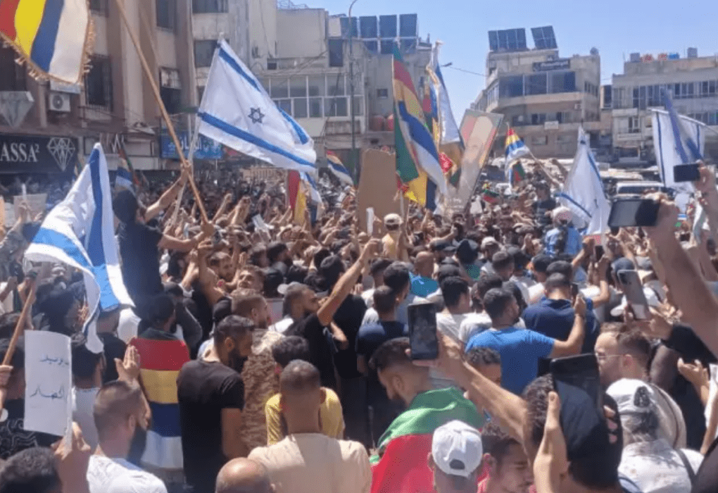 הפגנה בסווידא עם דגלי ישראל. צילום: לא ידוע.