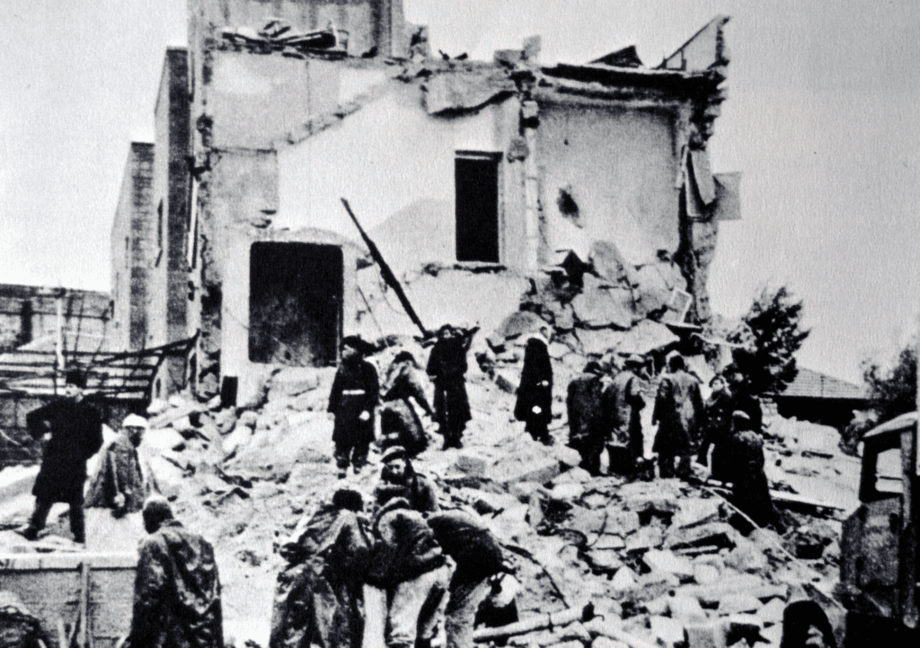 מלון סמירמיס לאחר הפיצוץ. התמונה מספרו של וליד ח'אלדי, "לפני תפוצתם" (Before Their Diaspora), עמ' 325.