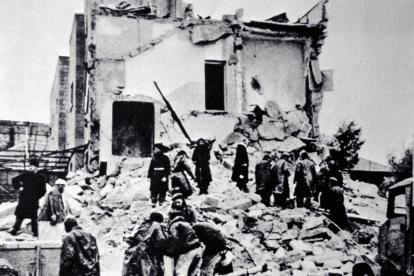 מלון סמירמיס לאחר הפיצוץ. התמונה מספרו של וליד ח'אלדי, "לפני תפוצתם" (Before Their Diaspora), עמ' 325.