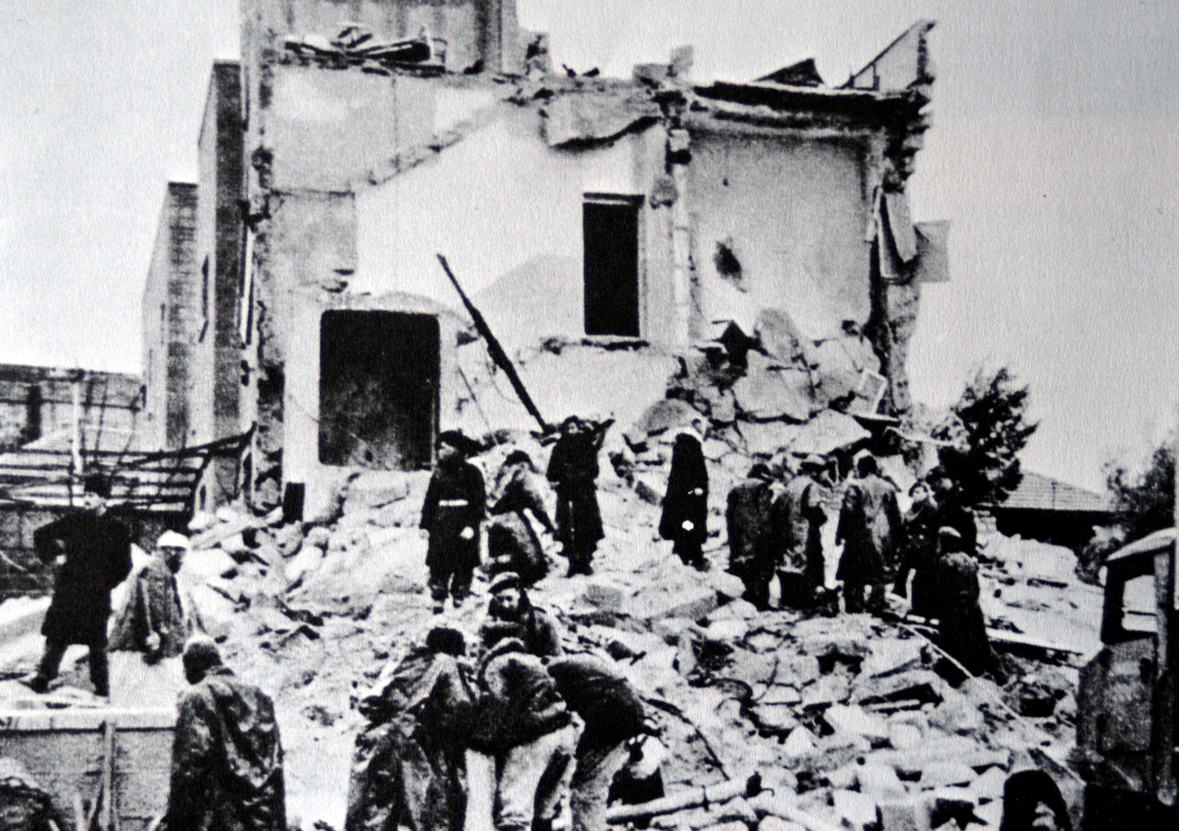 מלון סמירמיס לאחר הפיצוץ. התמונה מספרו של וליד ח'אלדי, "לפני תפוצתם" (Before Their Diaspora), עמ' 325.