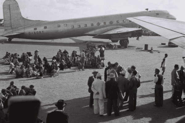 יהודים מתימן ממתינים לטיסה לישראל בנמל התעופה בעדן, 1949. צילום: זולטן קלוגר, לע"מ.