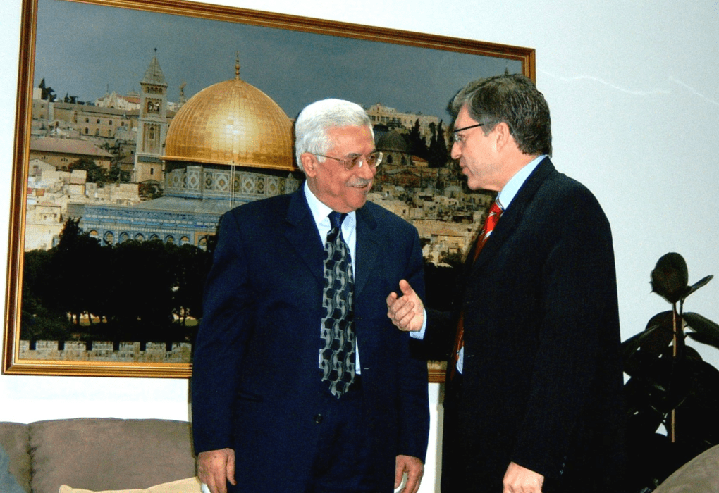 יוסי ביילין ואבו מאזן במשא ומתן על "מסמך הצהרת העקרונות", הראשון בהסכמי אוסלו. דר' יוסי ביילין Pikiwiki Israel.