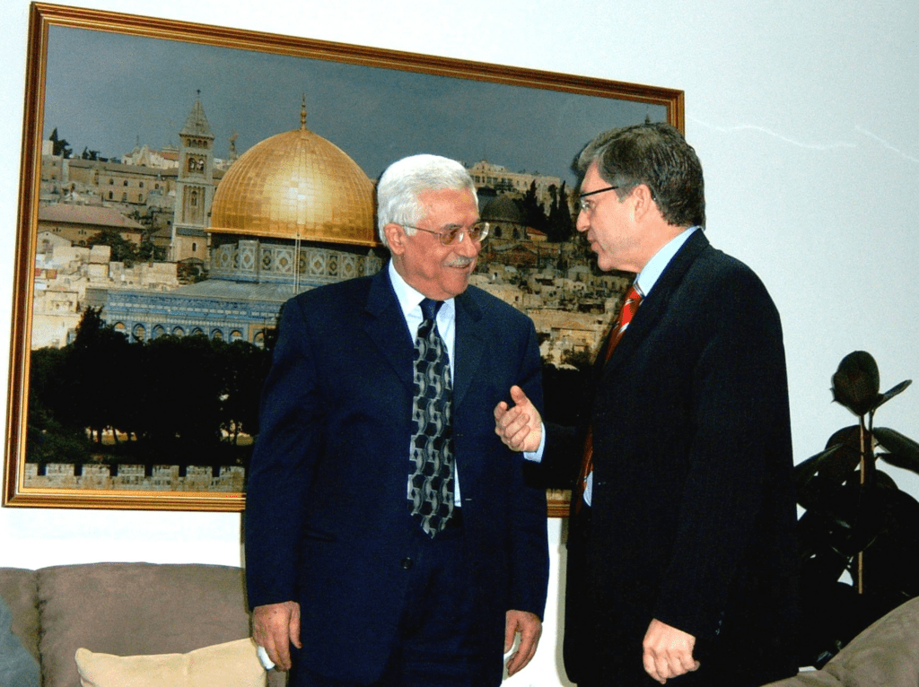 יוסי ביילין ואבו מאזן במשא ומתן על "מסמך הצהרת העקרונות", הראשון בהסכמי אוסלו. דר' יוסי ביילין Pikiwiki Israel.