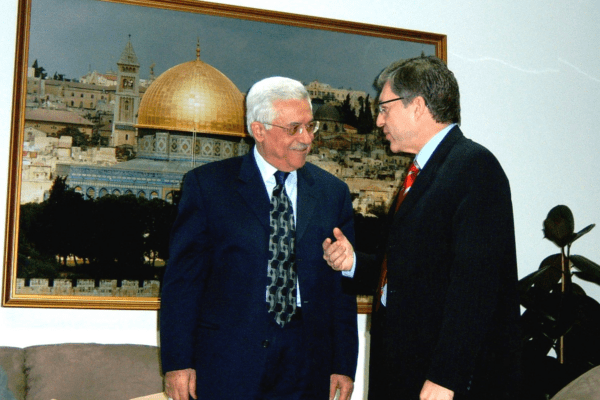 יוסי ביילין ואבו מאזן במשא ומתן על "מסמך הצהרת העקרונות", הראשון בהסכמי אוסלו. דר' יוסי ביילין Pikiwiki Israel.