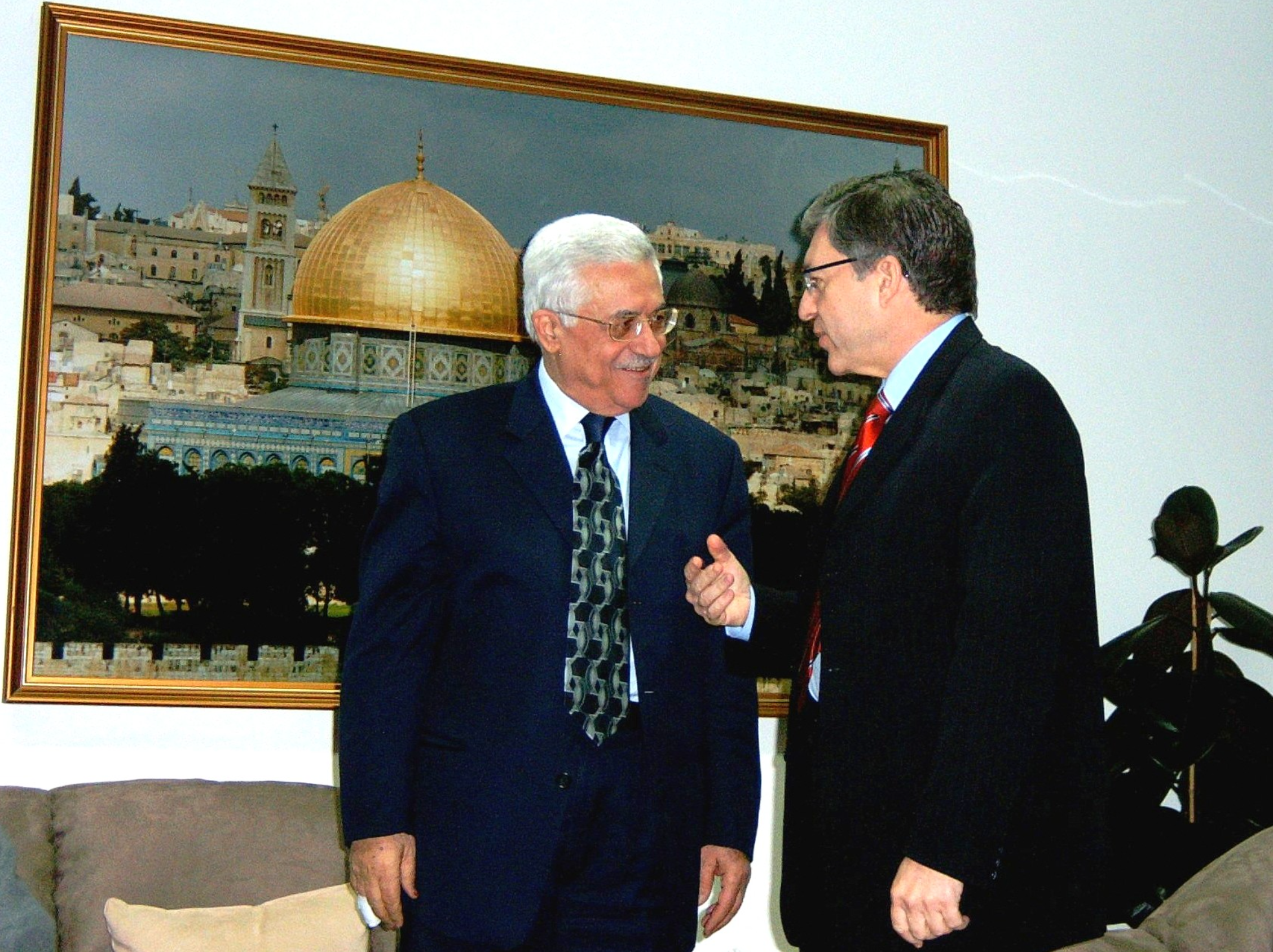 יוסי ביילין ואבו מאזן במשא ומתן על "מסמך הצהרת העקרונות", הראשון בהסכמי אוסלו. דר' יוסי ביילין Pikiwiki Israel.