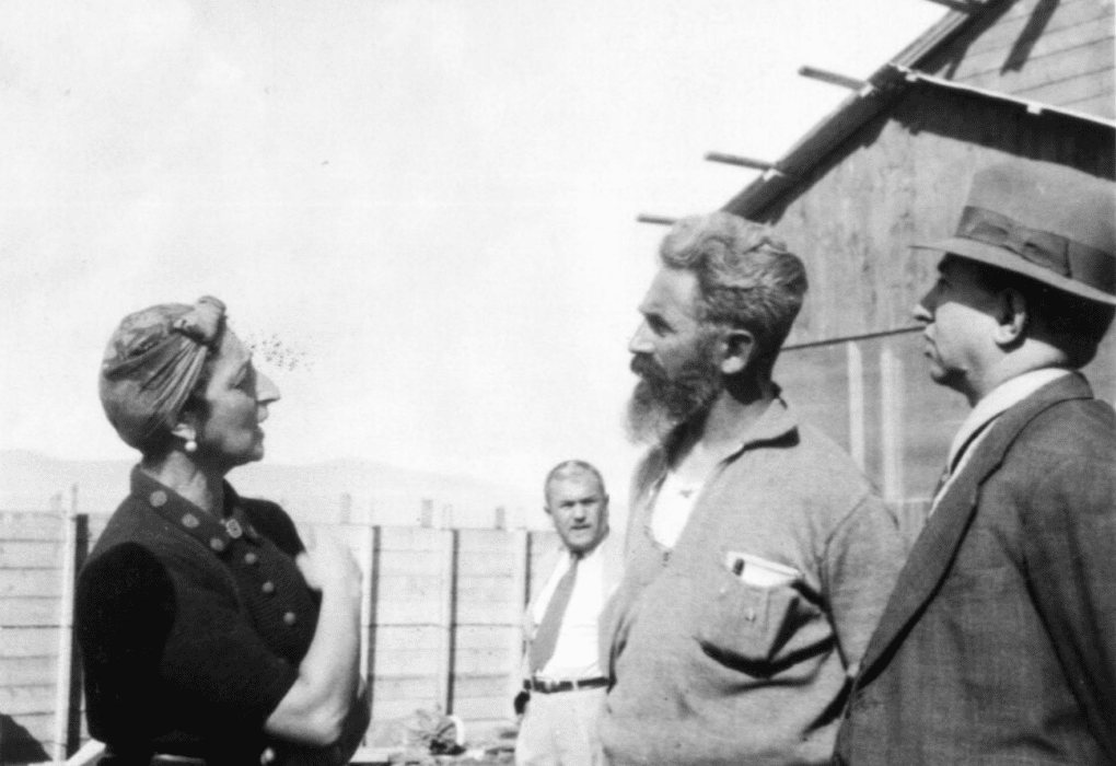 יסקי, חיים, 1896-1948, חיים יסקי (מימין), רעייתו פאני (משמאל) ואליעזר קרול (שני מימין) ביישוב "חומה ומגדל" חדש, עמק החולה, 1937-1939, סימול IL-INL-YBZ-0793-224 יד יצחק בן צבי (ישראל נגלית לעין), אוסף ד"ר חיים (מרדכי) יסקי, יד יצחק בן צבי (ישראל נגלית לעין), אוסף ד"ר חיים (מרדכי) יסקי;המקור נמצא ב:יד יצחק בן צבי, יד יצחק בן צבי, YBZ.0793.224.